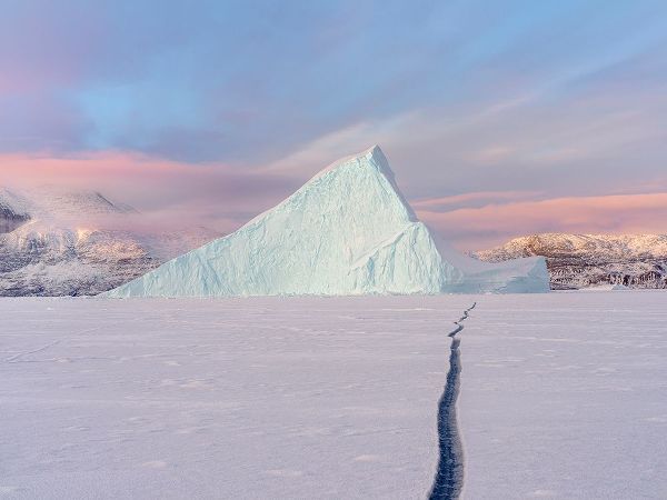 Zwick, Martin 아티스트의 Icebergs in front of Storen Island-frozen into the sea ice of the Uummannaq fjord system during win작품입니다.